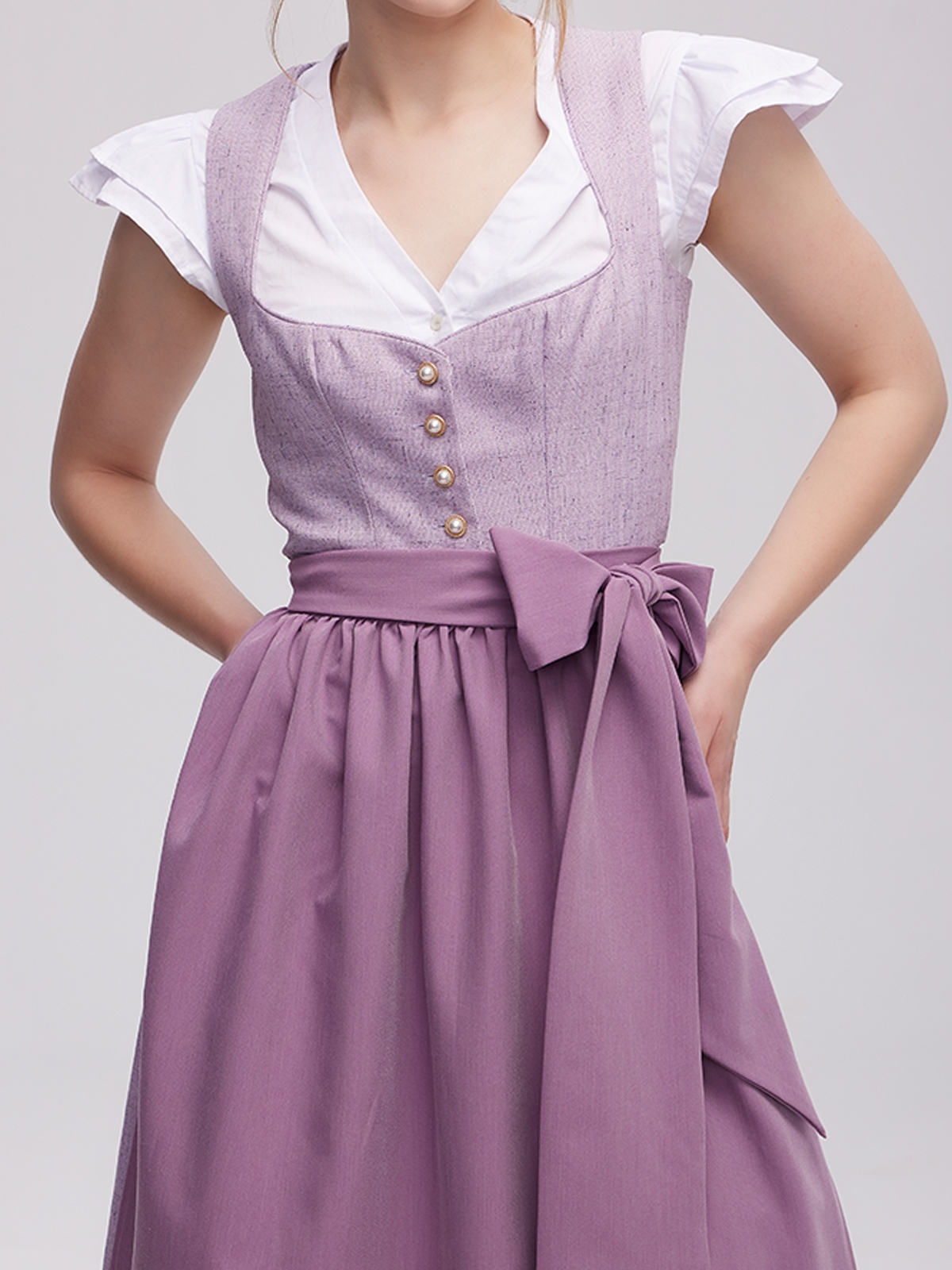 Modernes Lila-Dirndl mit Lederdetails