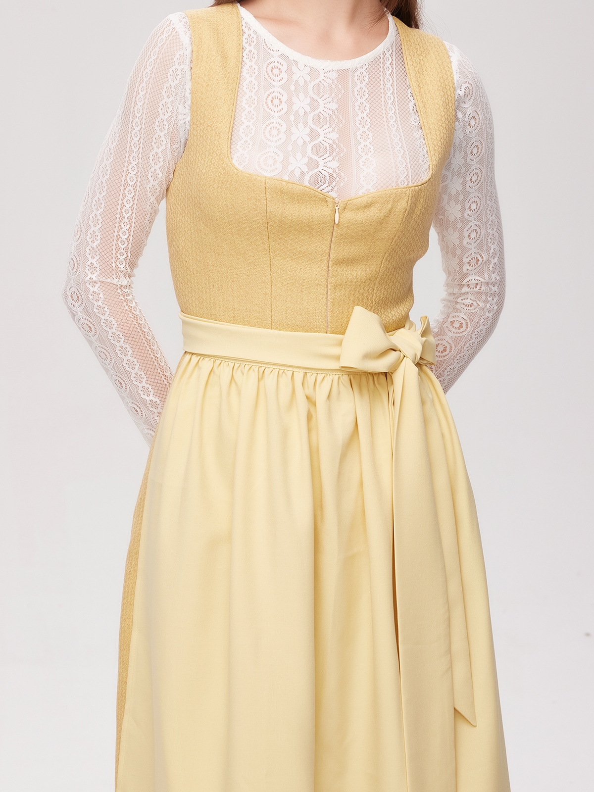 Schwarzes Dirndl mit goldener Schürze
