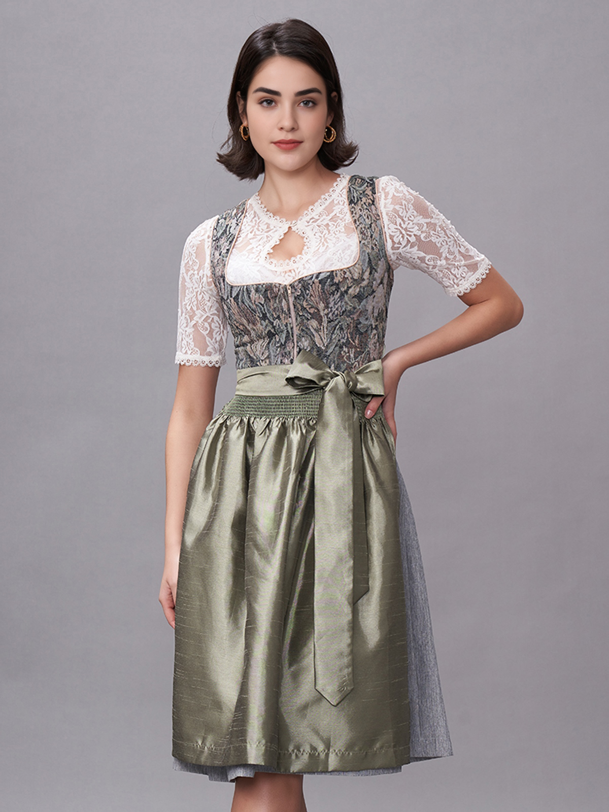 Ein grünes Dirndl mit floralen Details