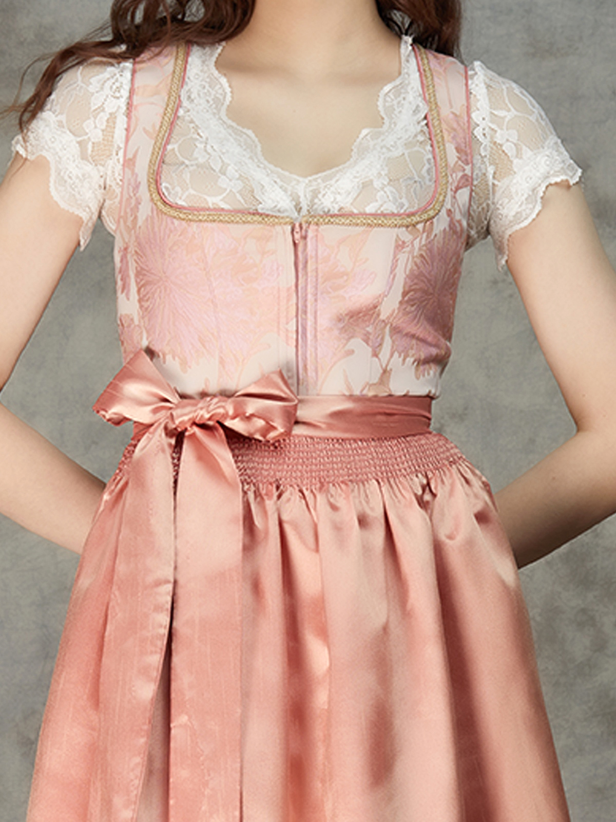 Dirndl mit Herzausschnitt in Rosa