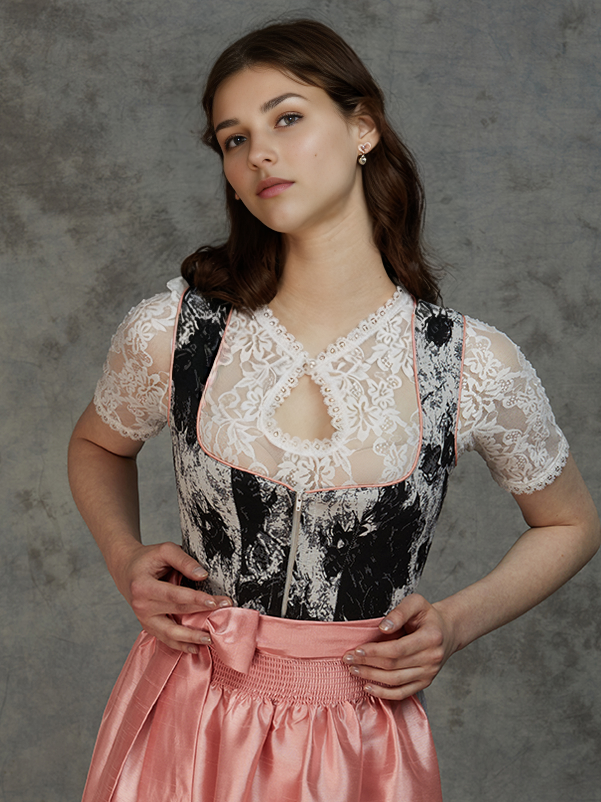 Modernes Dirndl in Schwarz