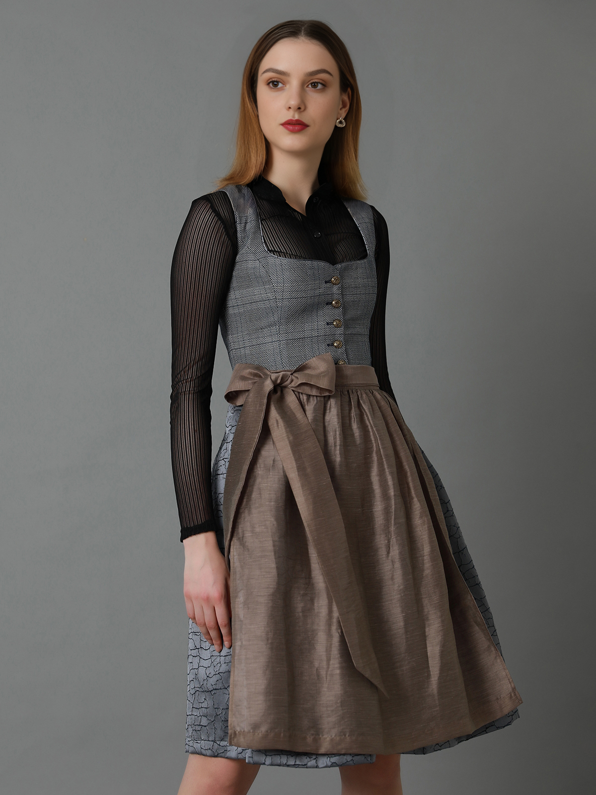 Graues Dirndl mit modernem Schnitt