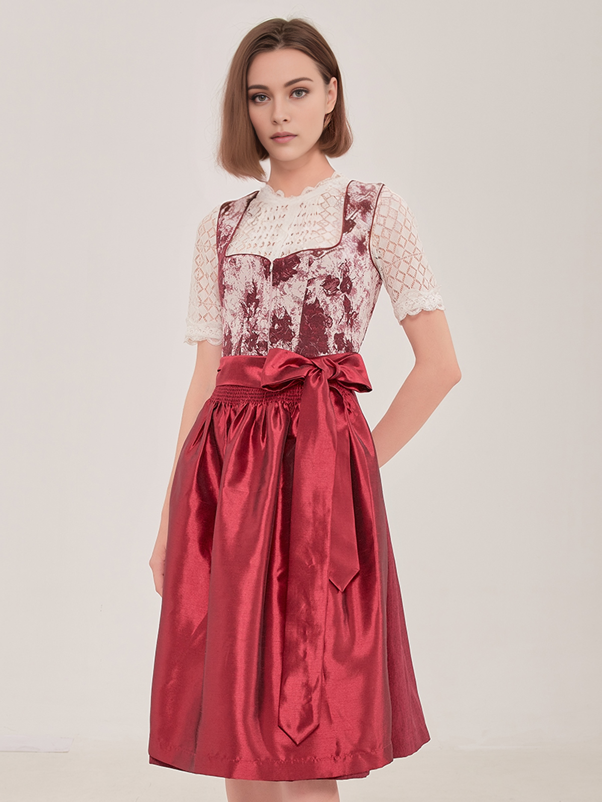 Ein eleganter roter Bänderrock mit traditionellen Verzierungen