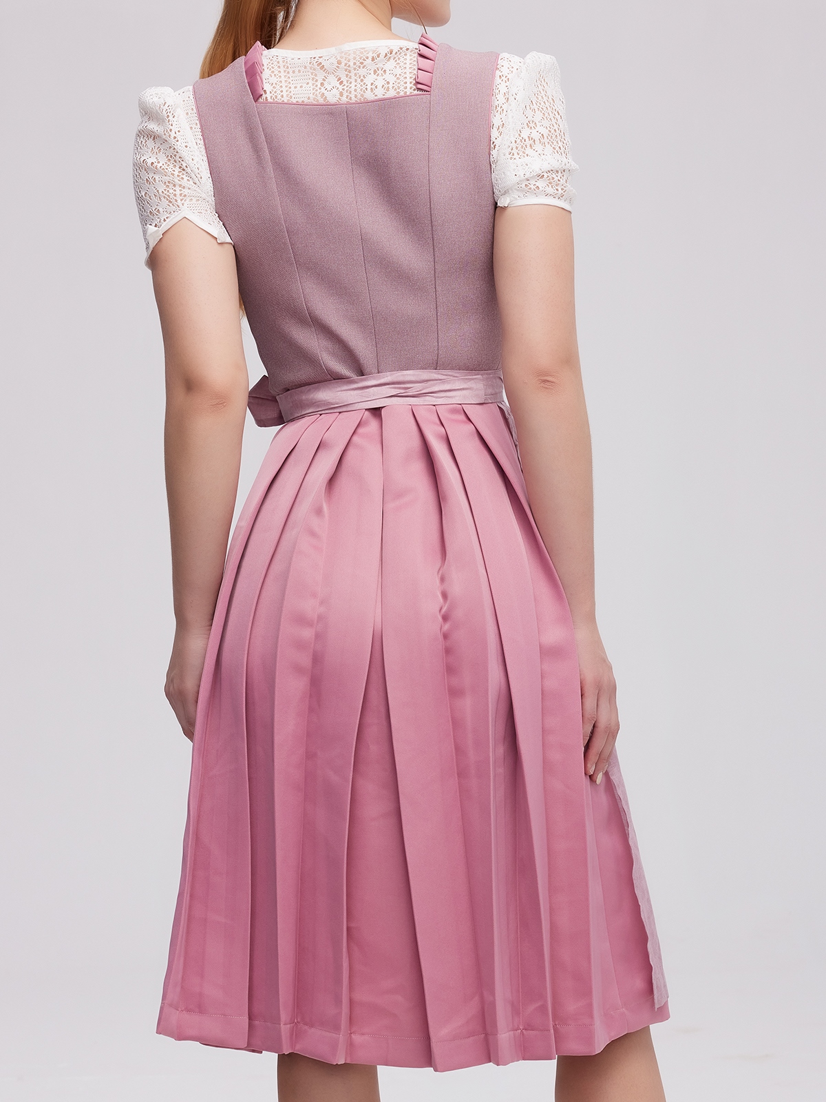 Modernes Dirndl in Lila – eleganter Schnitt für den urbanen Look