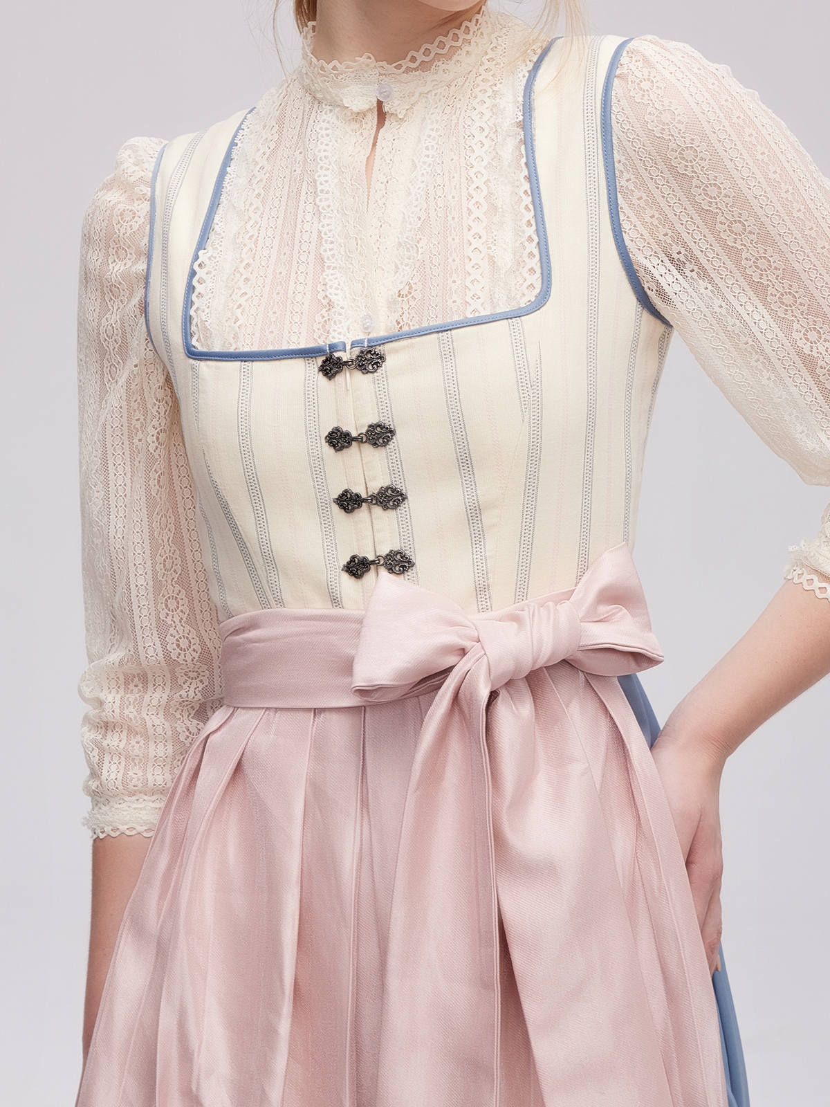 Dirndl in Brombeer – stilvolle Eleganz