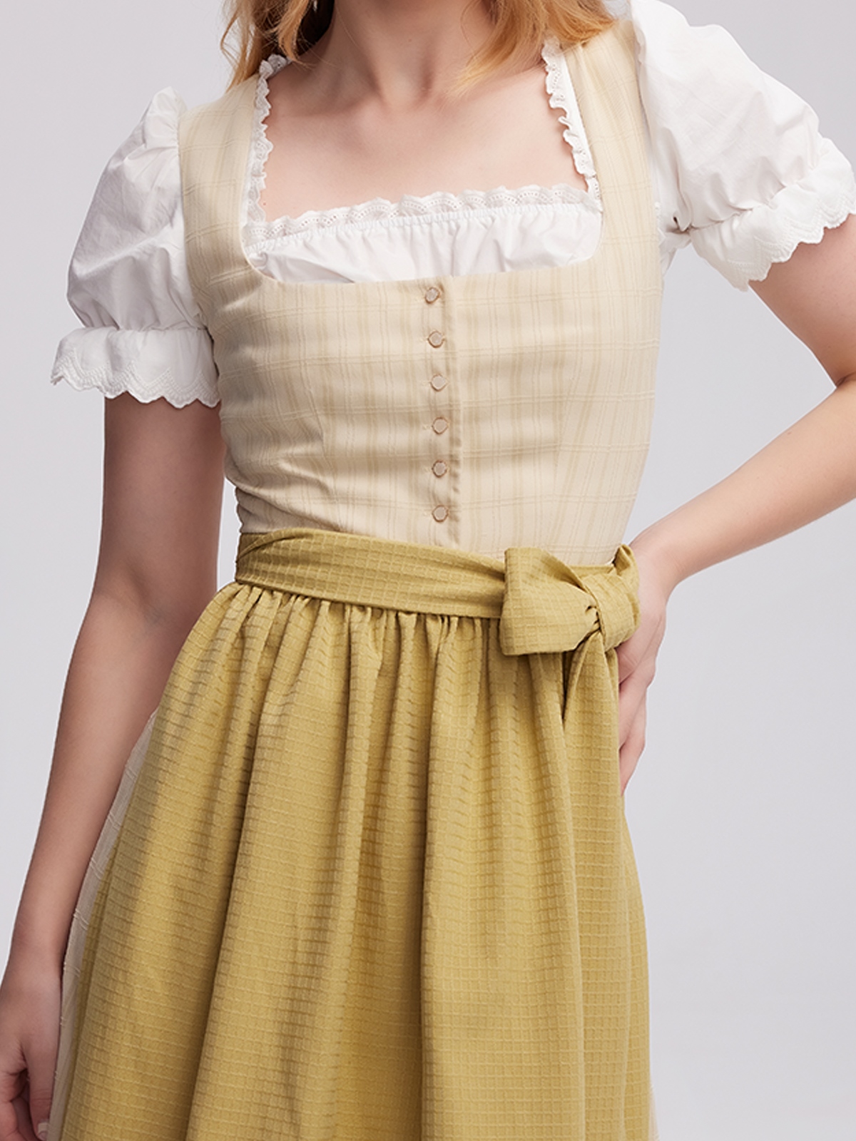 Ein modernes Mini-Dirndl in Grün – perfekt für Festivals und Sommerfeste