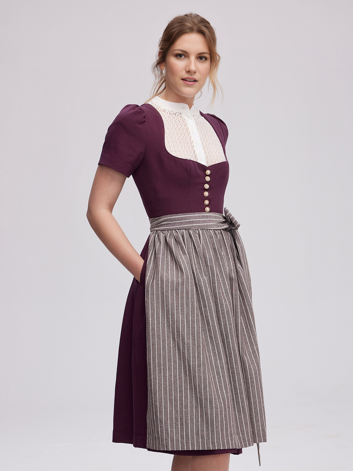 Dirndl in Lila – Eleganz und Tradition