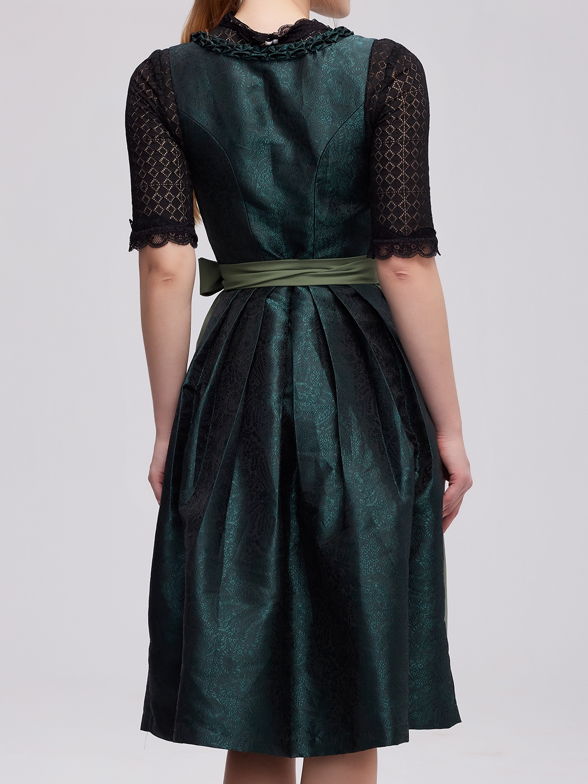 Langes schwarzes Dirndl mit modernem Schnitt