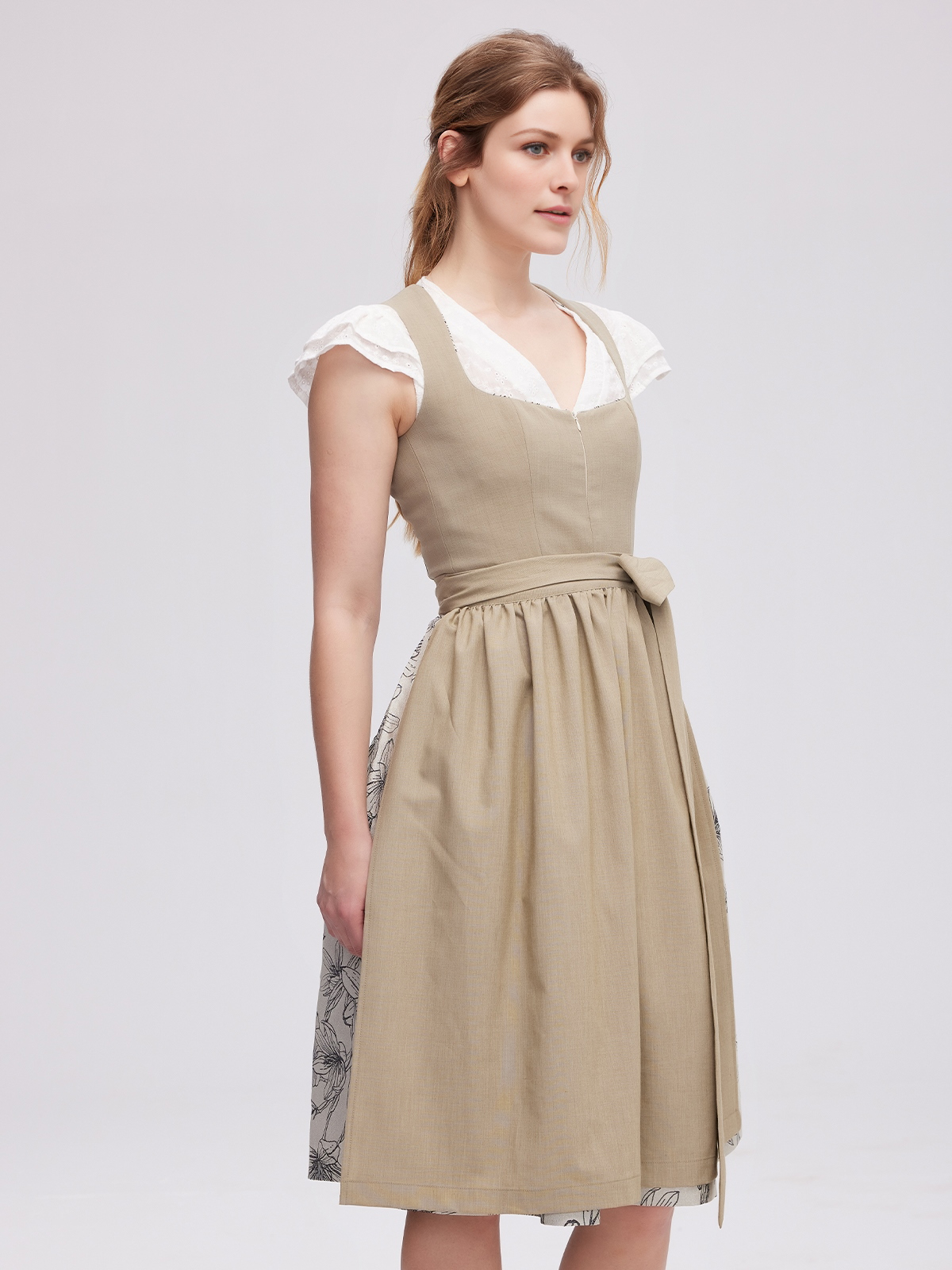 Modernes Dirndl in Grün mit floralen Details