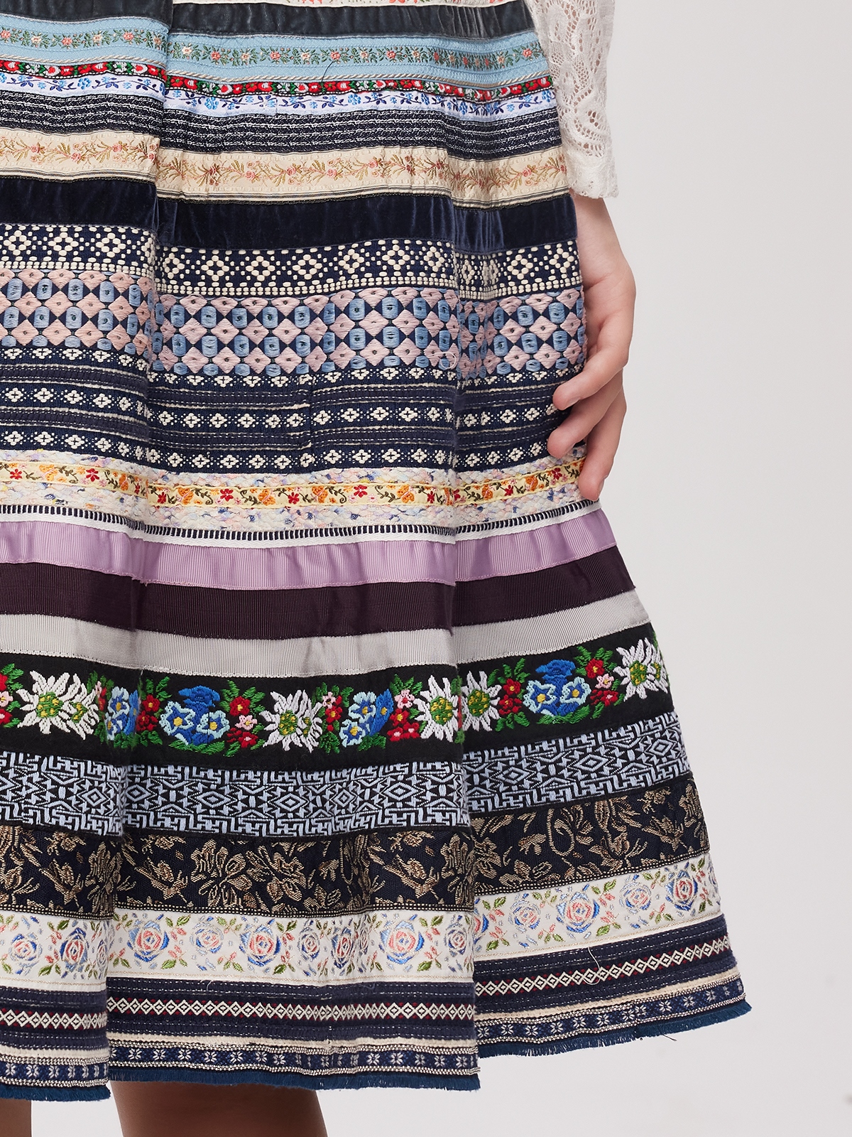Braunes Dirndl mit blauer Schürze