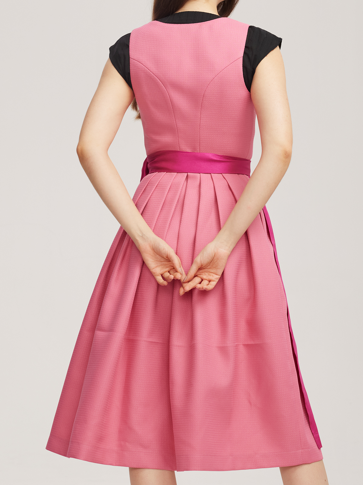 Modernes grünes Dirndl