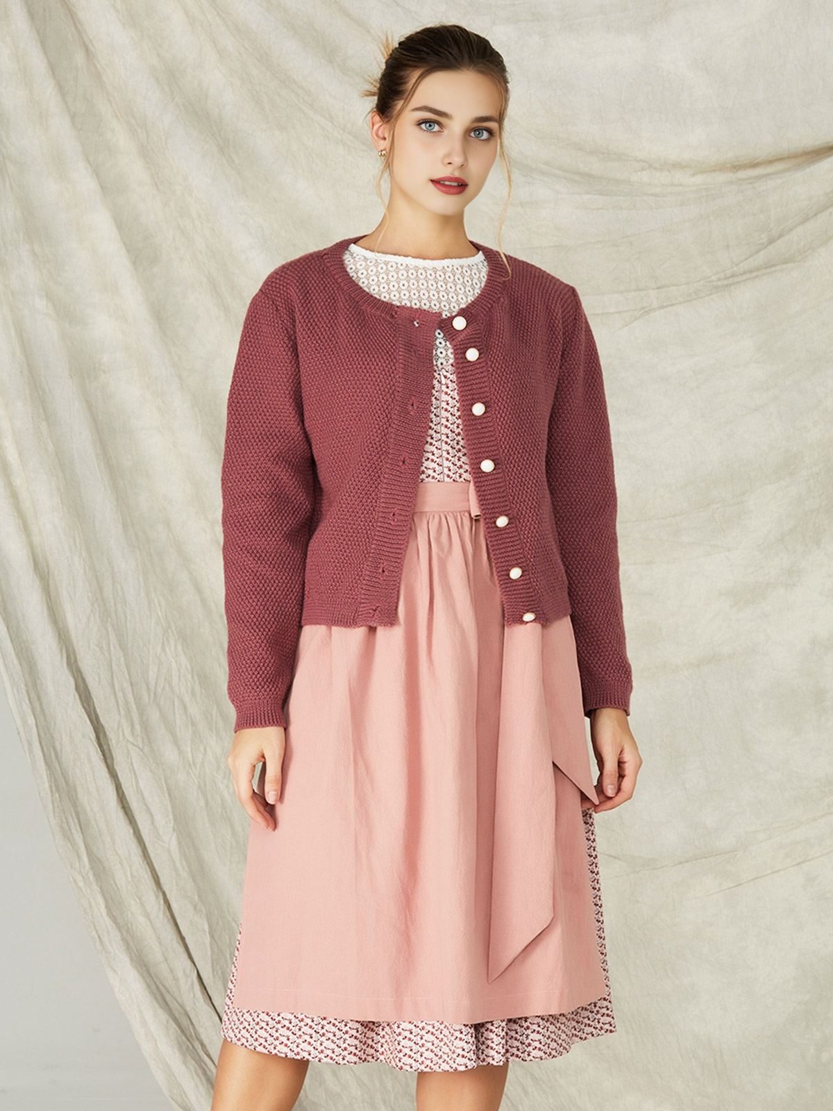 Ein stilvolles lila Dirndl mit modernem Schnitt
