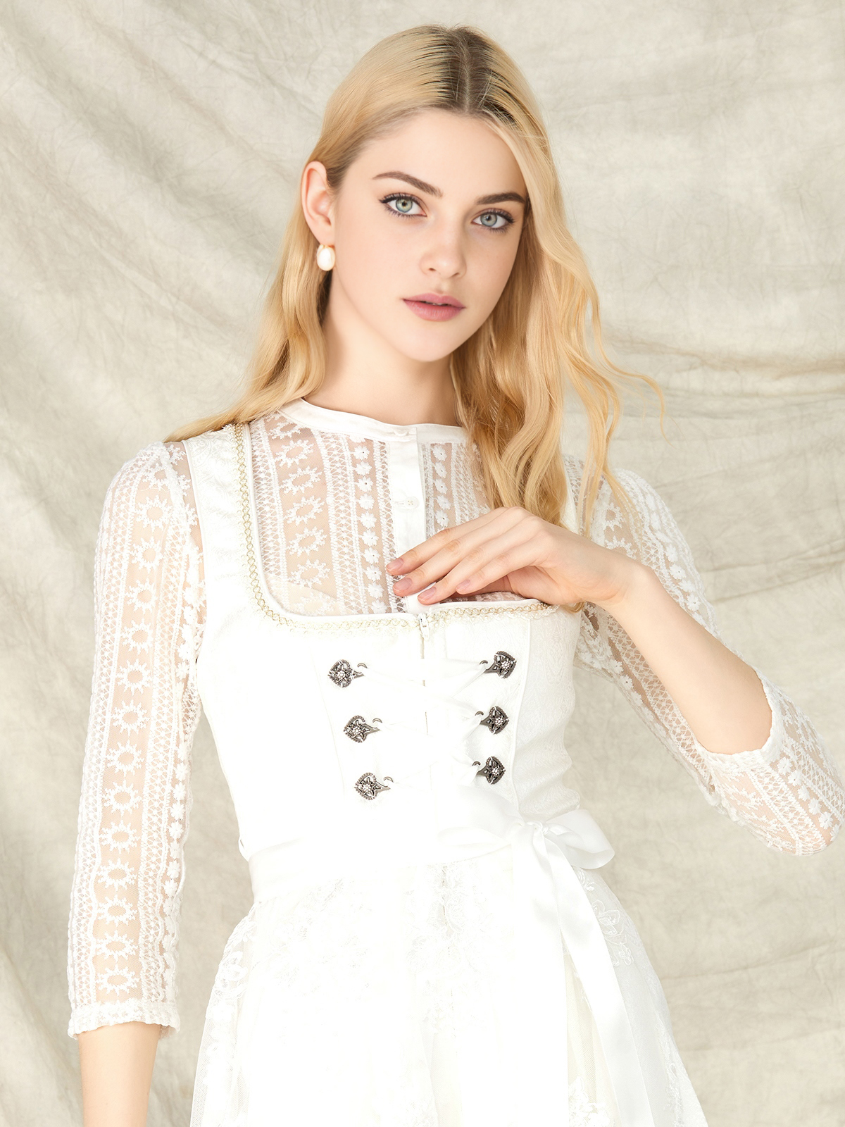 Dirndl mit Spitzenbluse