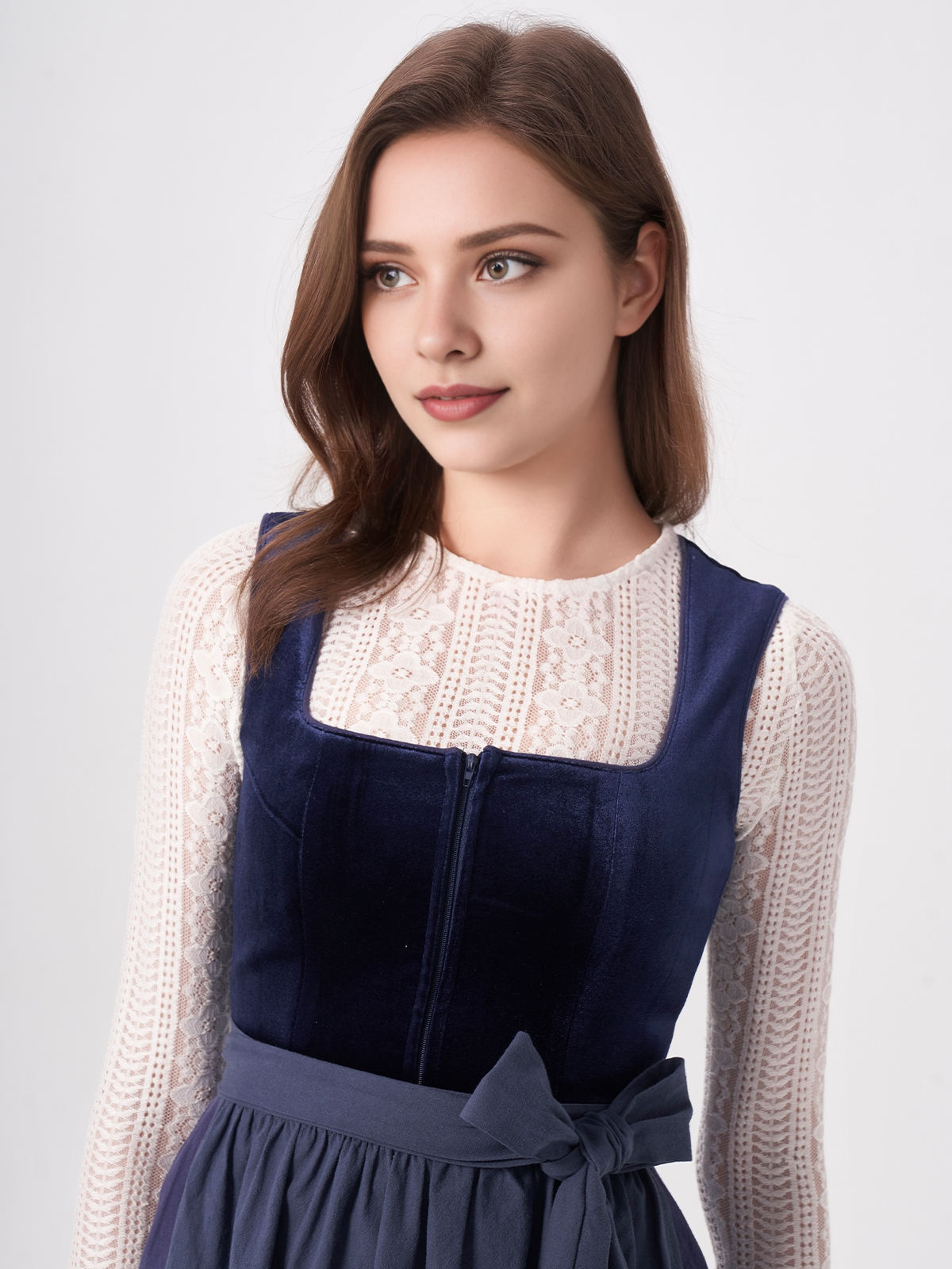 Dirndl mit blauer Schürze und weißer Bluse