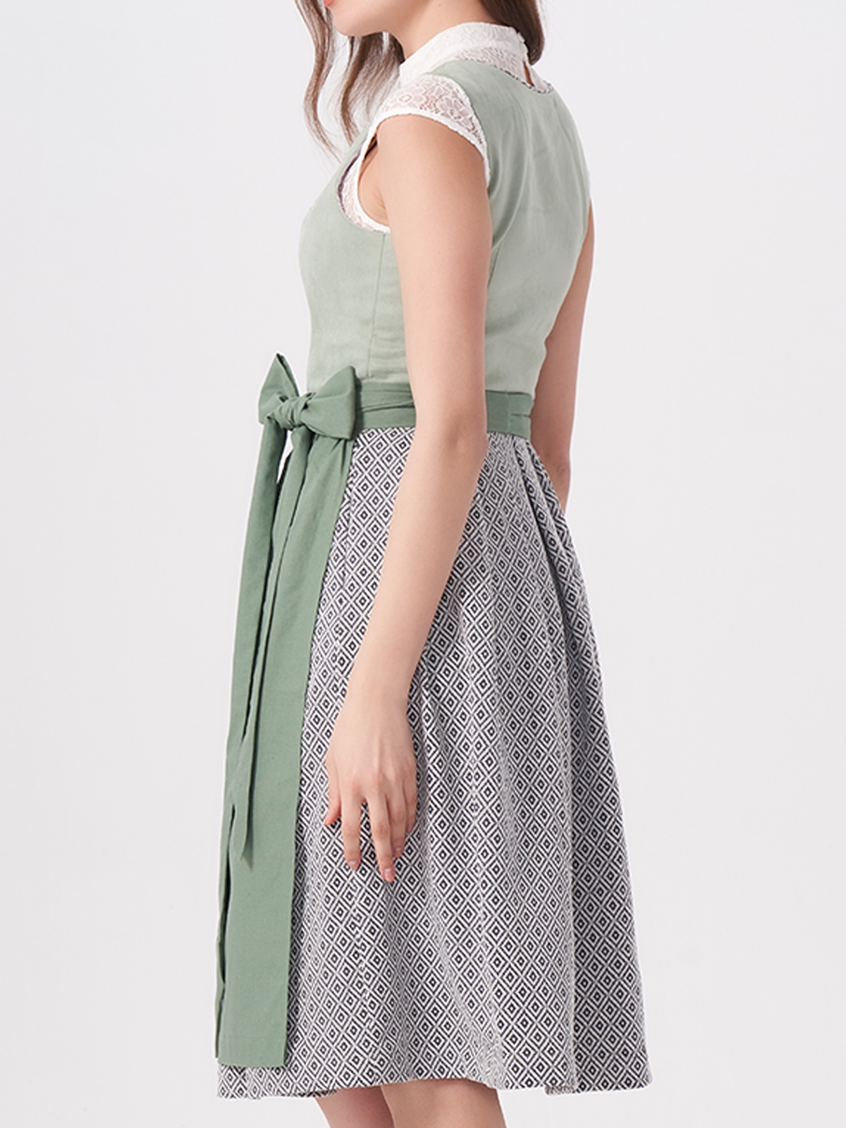 Dirndl samt hellblau mit frischem Look