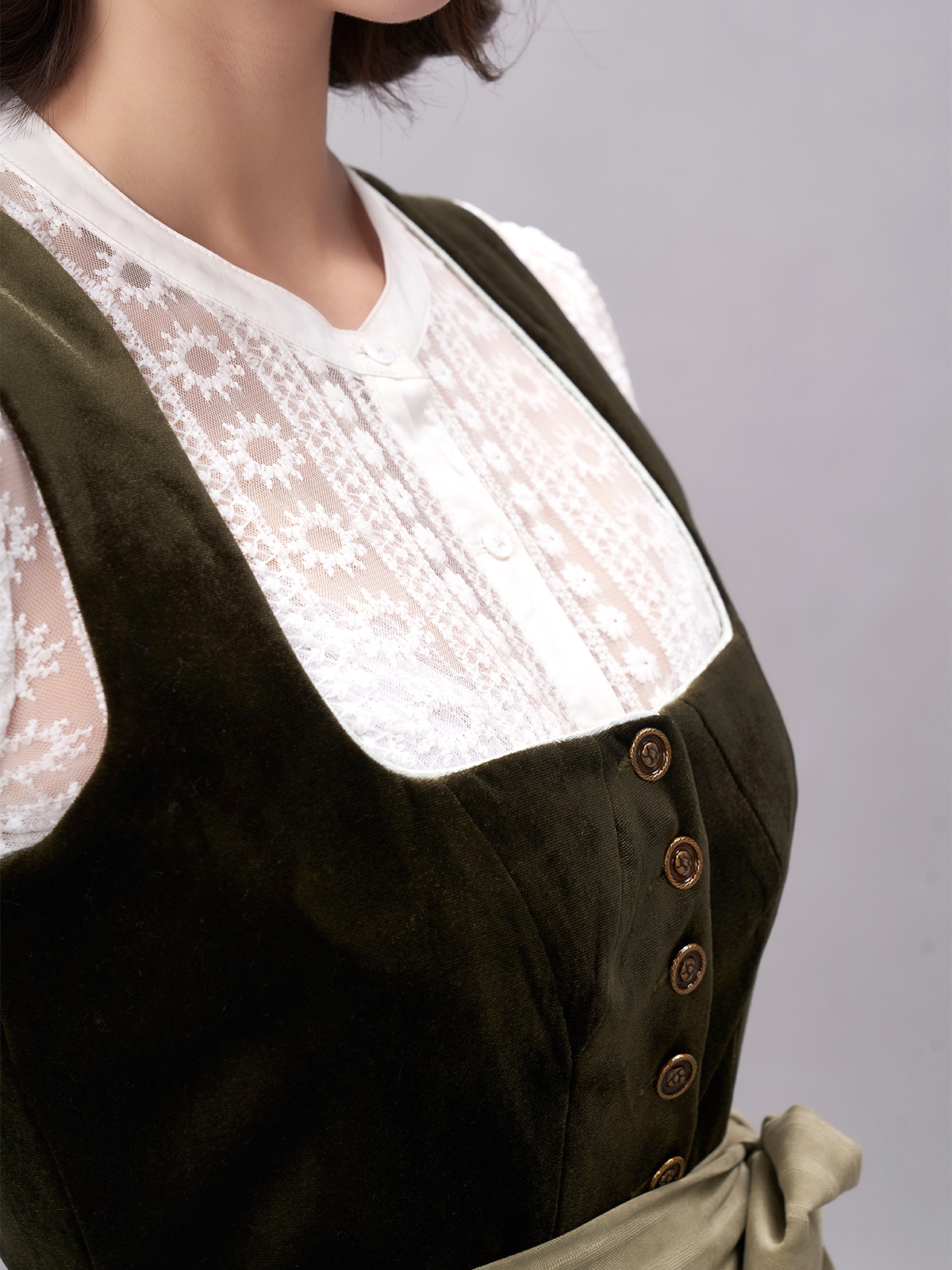 Graues Dirndl mit grüner Schürze