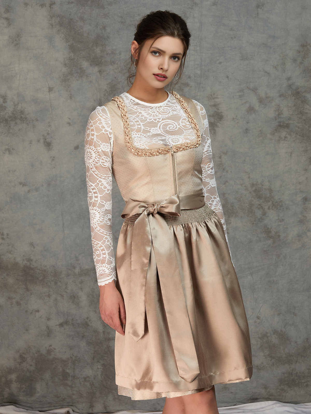 Dirndl in Beige mit stilvollen Accessoires