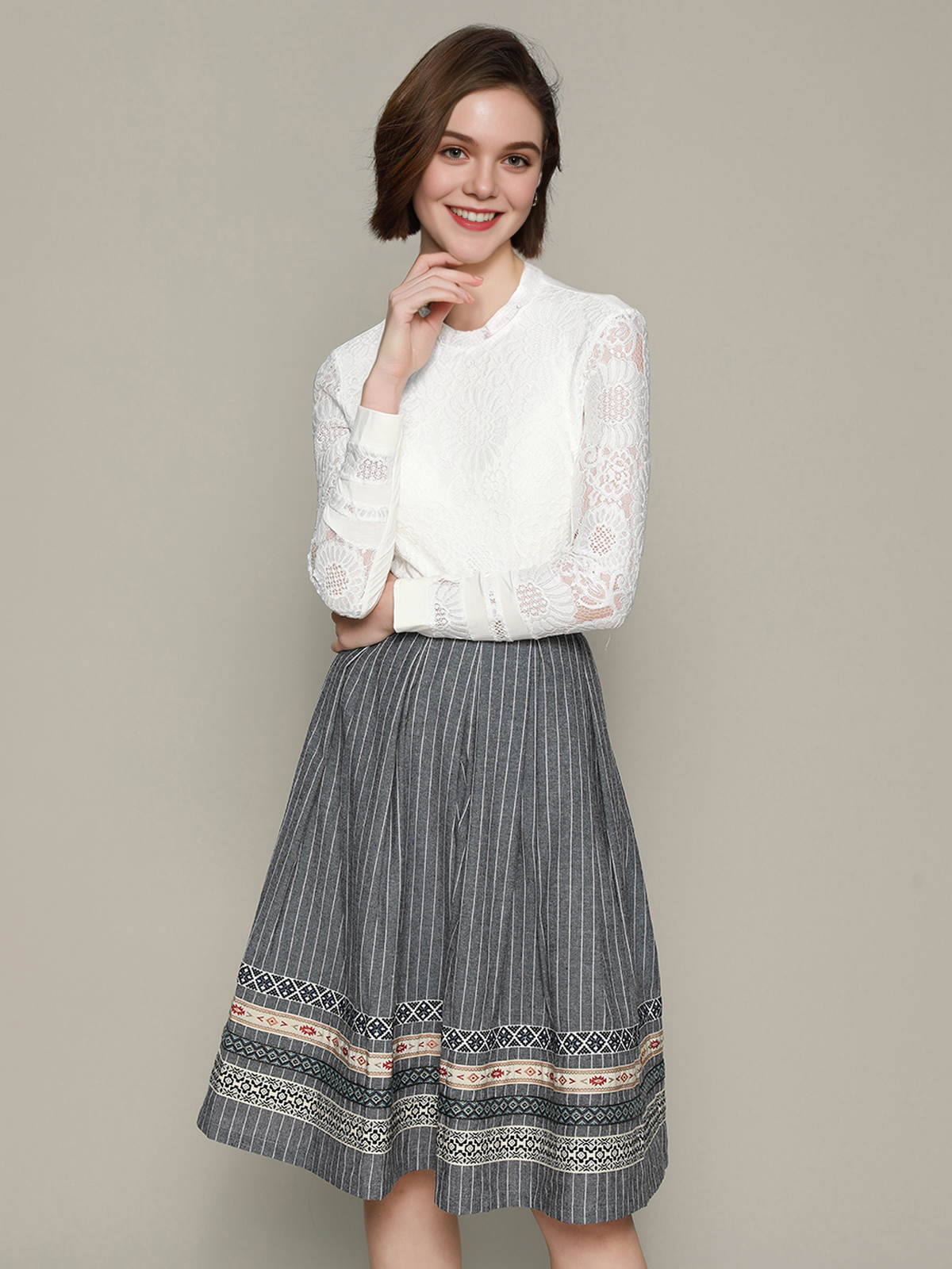 Ein elegantes Dirndl in Weiß mit floralen Details