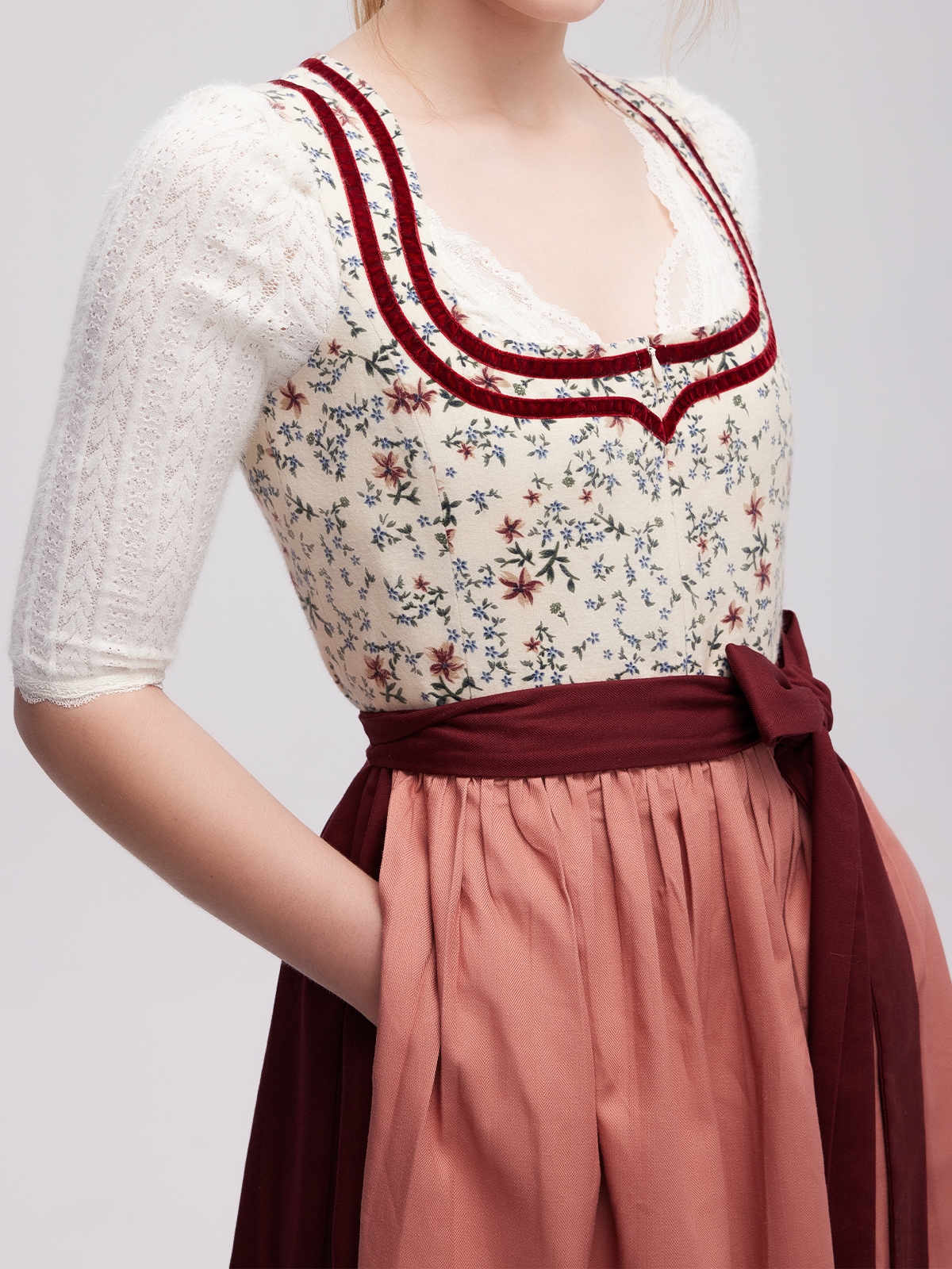 Modernes Dirndl in Rot