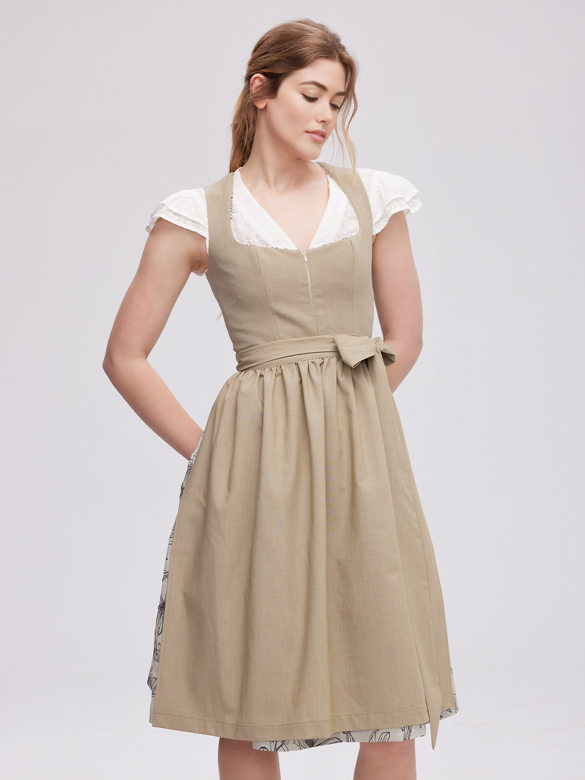 Dirndl Grün mit roter Bluse