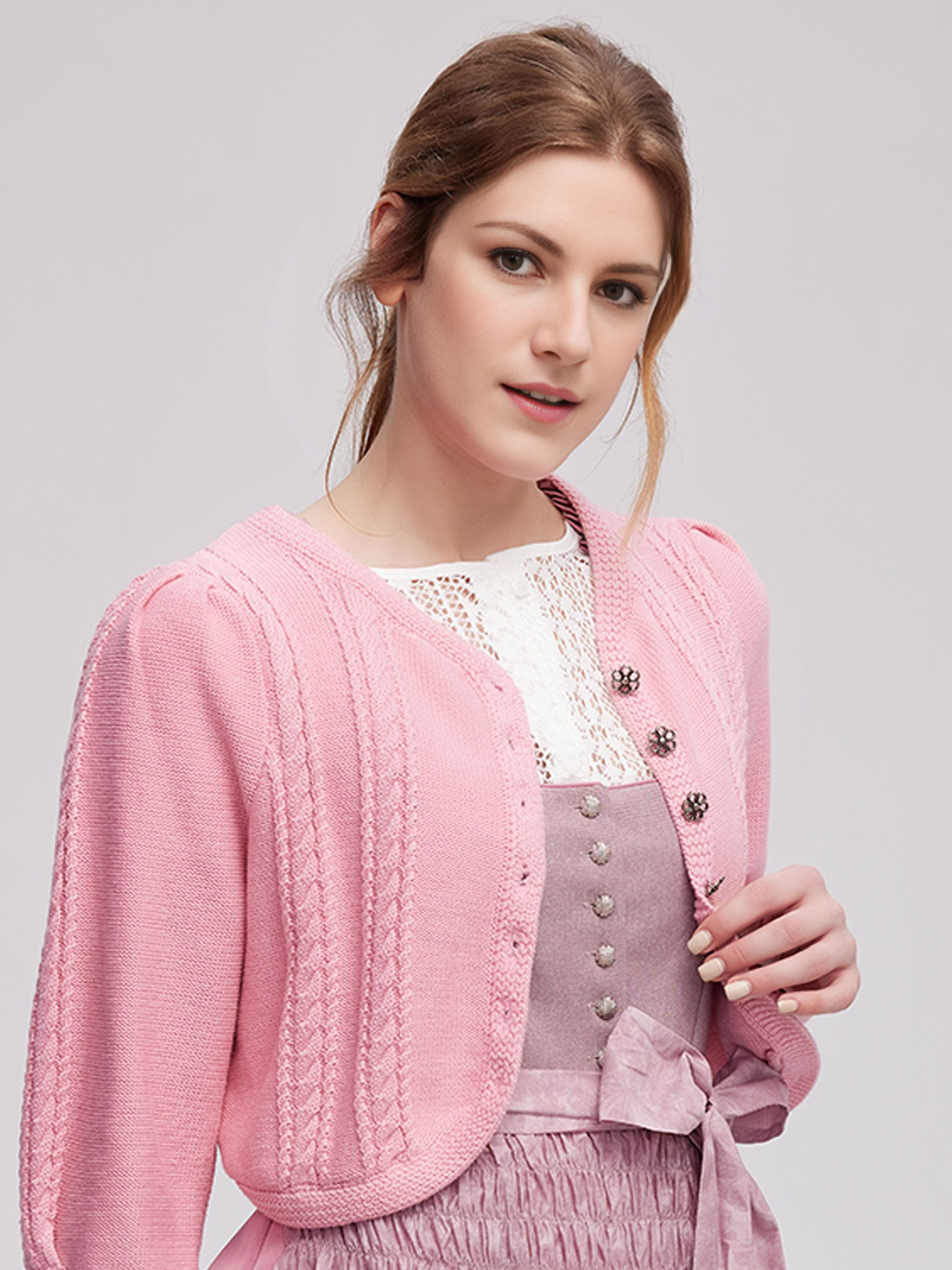 Modernes rosa Dirndl mit floralen Details