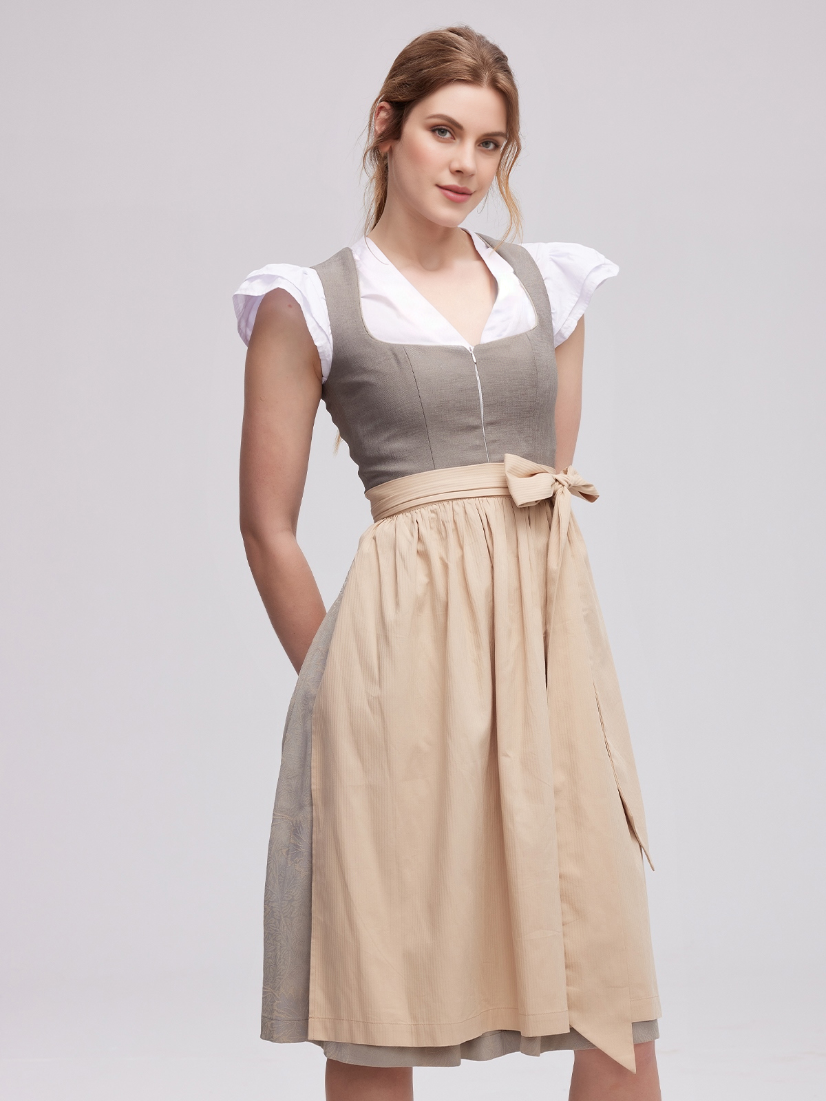 Traditionelles graues Dirndl von Ehreer