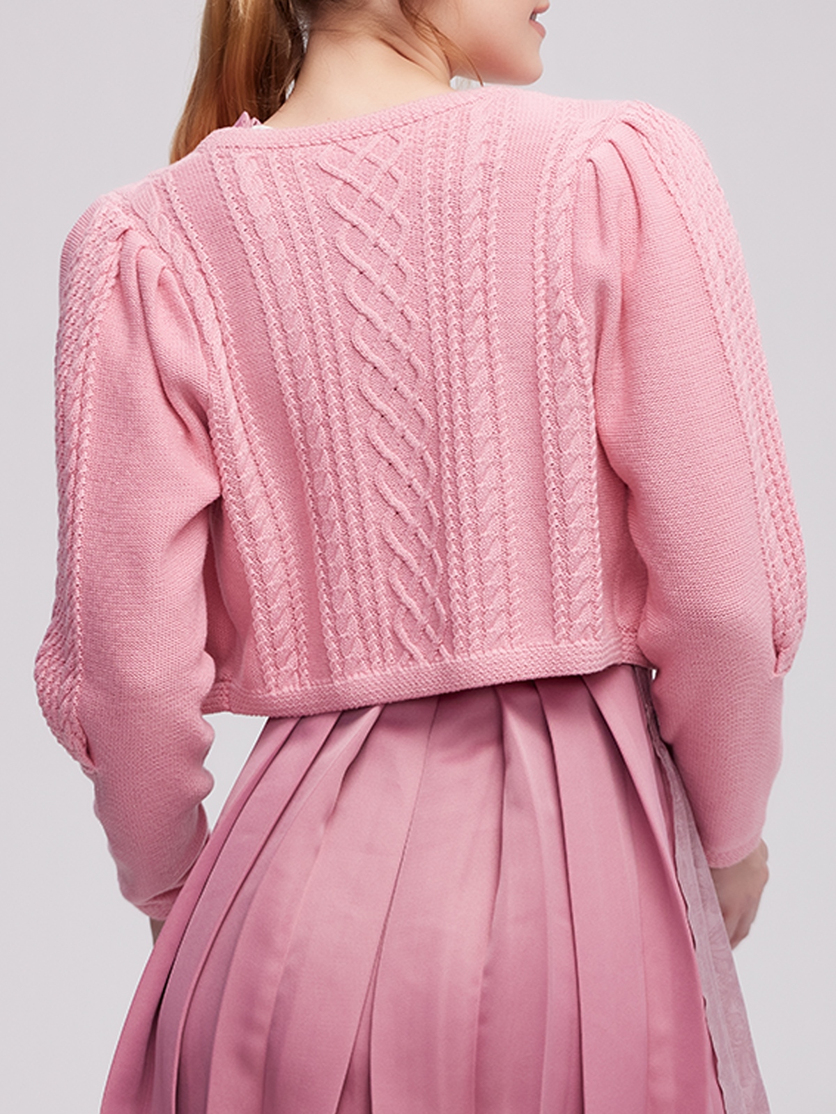 Ein rosa Dirndl mit feiner Stickerei – perfekt für festliche Anlässe.