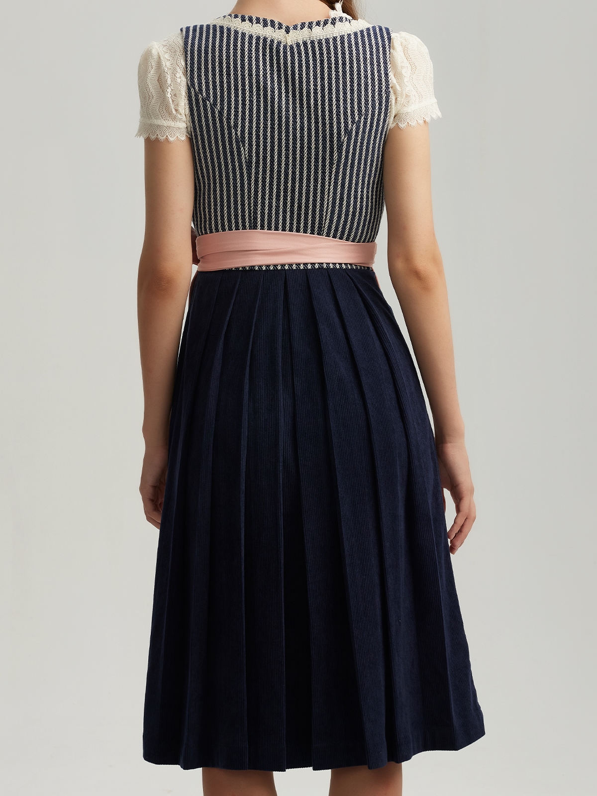 Ein elegantes grünes Dirndl mit floralen Details