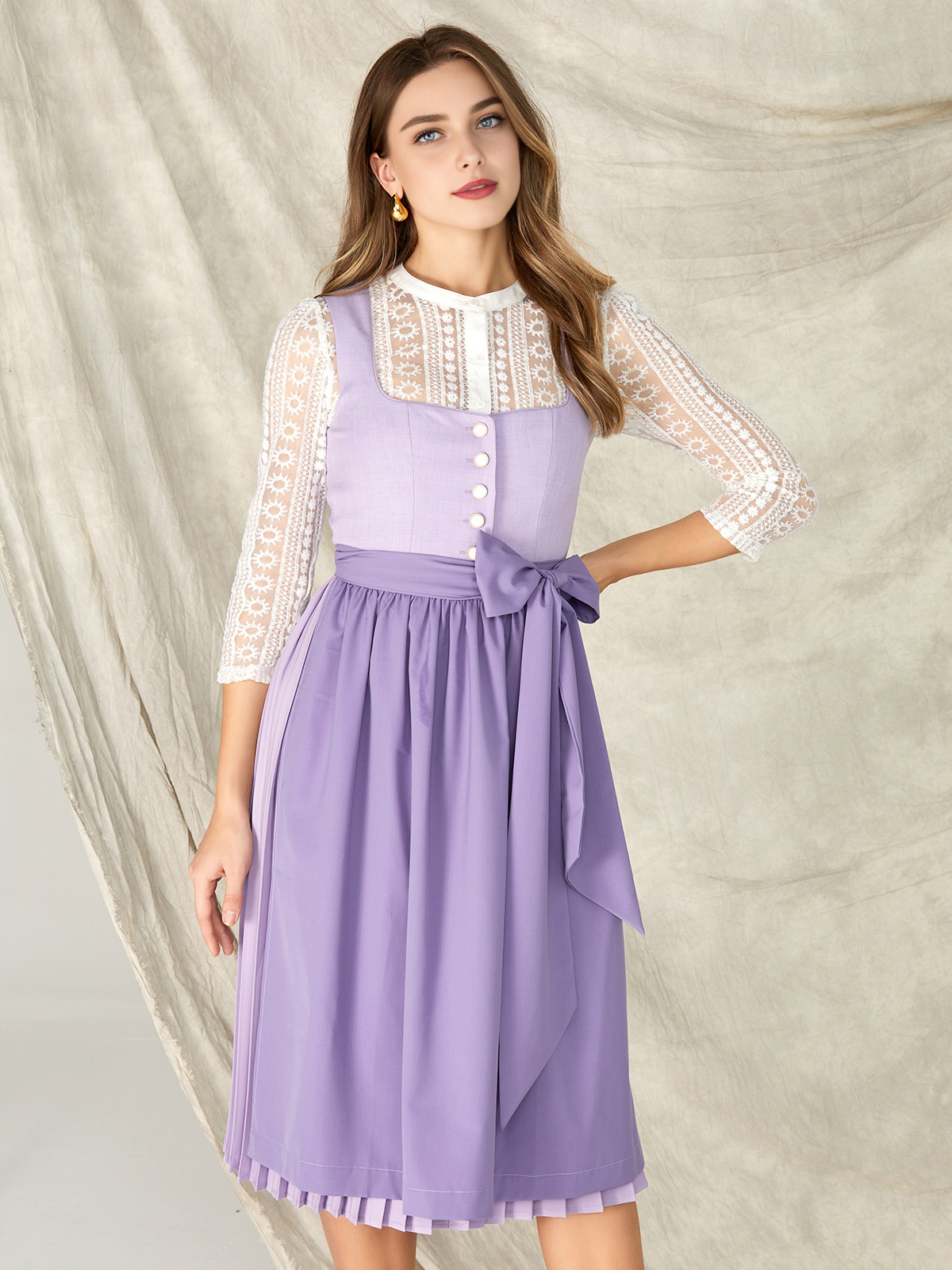 Ein lilafarbenes Dirndl mit aufwendiger Stickerei – perfekt für festliche Anlässe