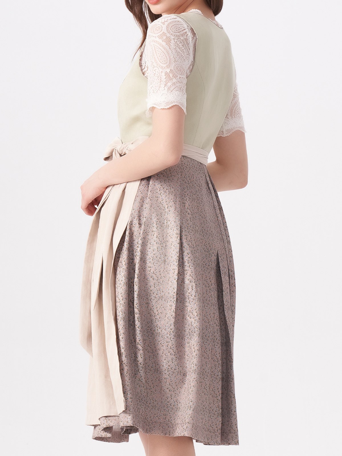 Blaues Samt-Dirndl mit floralen Details