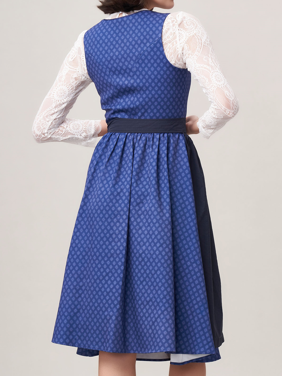 Traditionelles Dirndl in Blau mit floralen Details