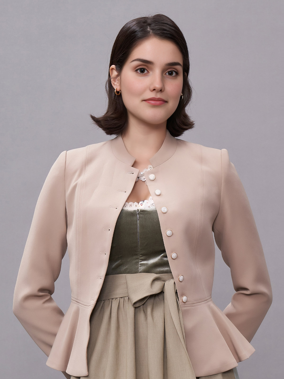 Ein modernes kurzes Dirndl in Braun mit stylischer Jacke