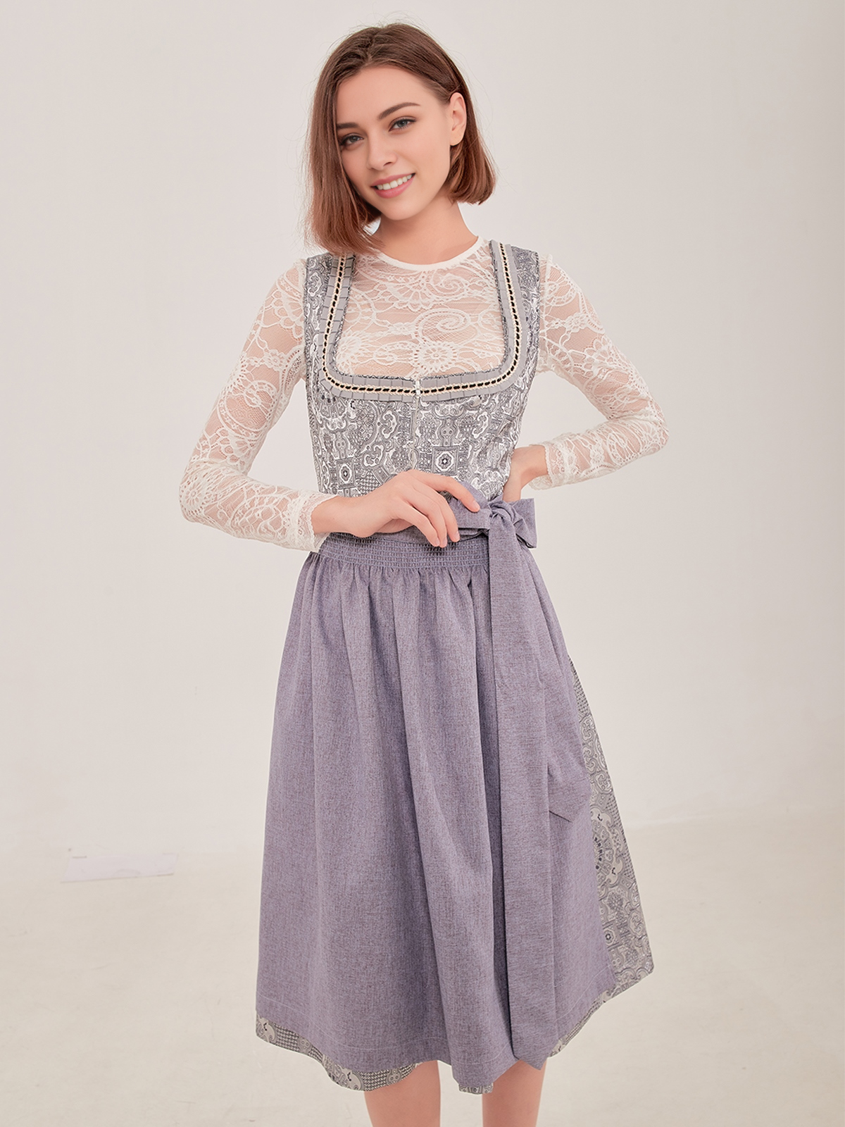Elegantes graues Dirlndl mit modernem Schnitt