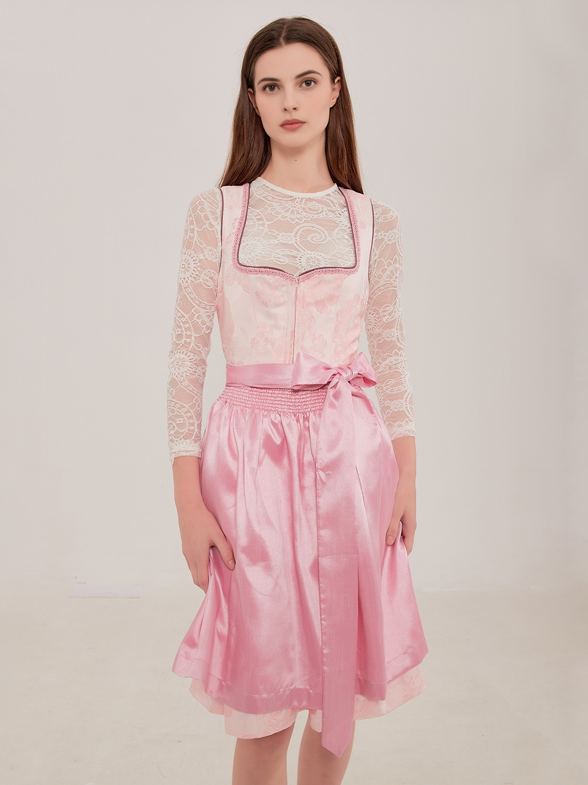 Modernes blaues Dirndl mit zeitgemäßen Details