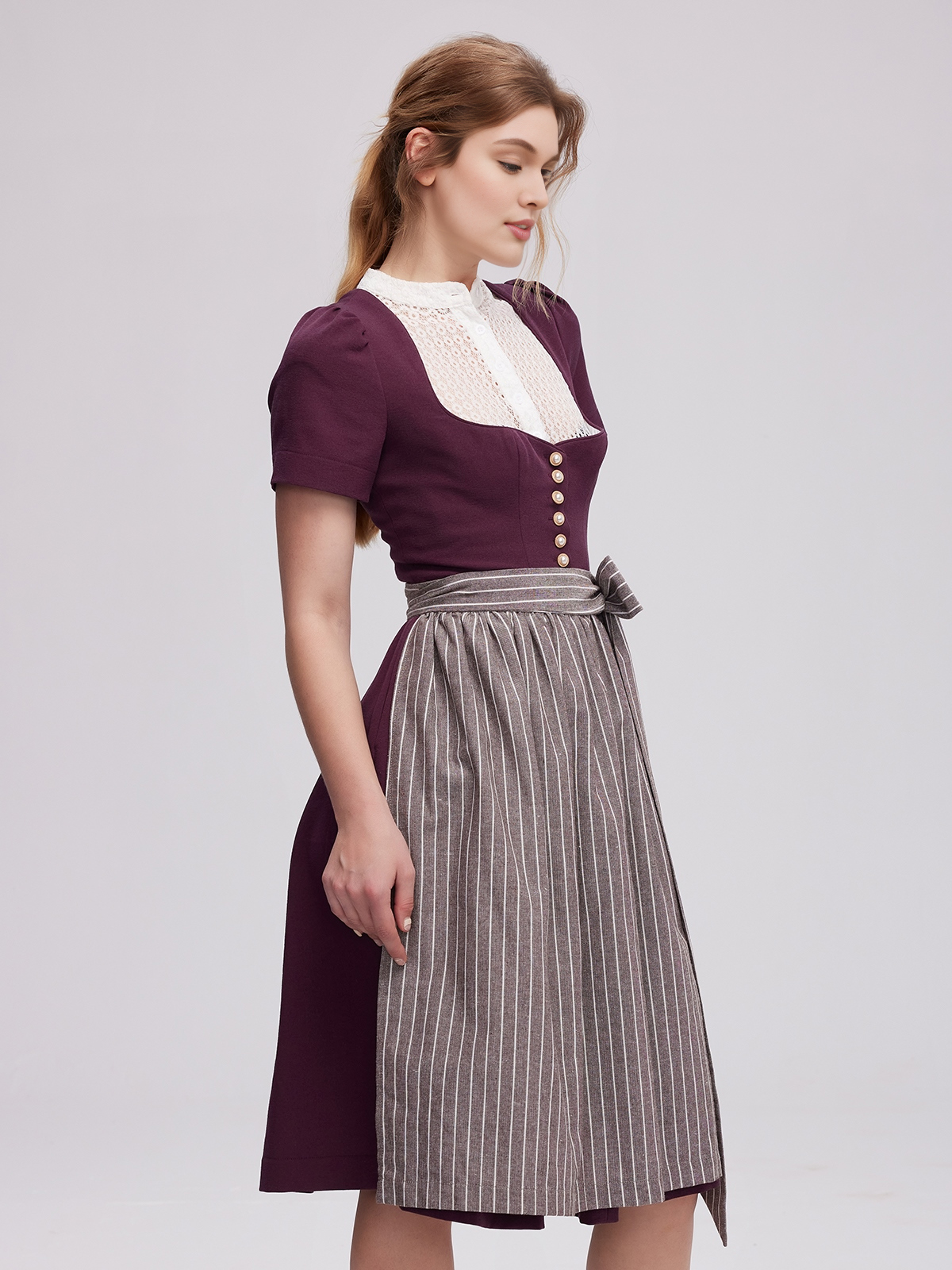 Dirndlbluse schwarz kurzarm in lila Umgebung