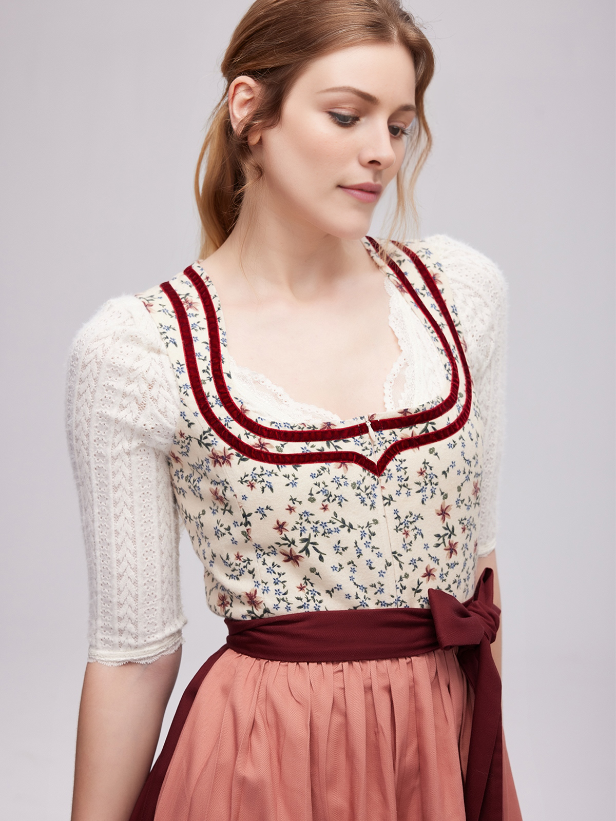 Modernes rotes Dirndl mit floralen Details