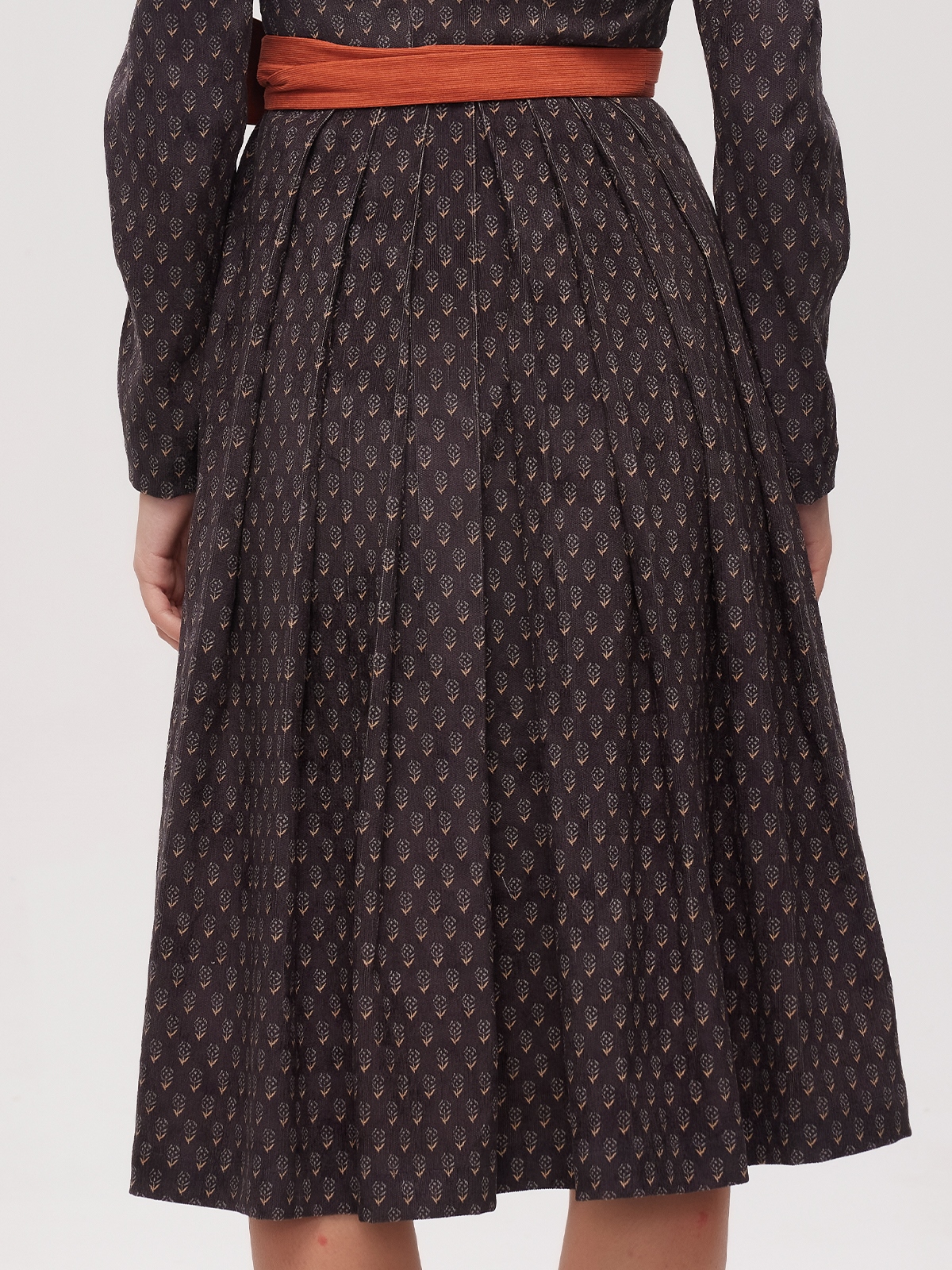 Tradition meets Modernität: Eine cremefarbene Dirndlbluse in perfekter Harmonie mit einem blauen Dirndl
