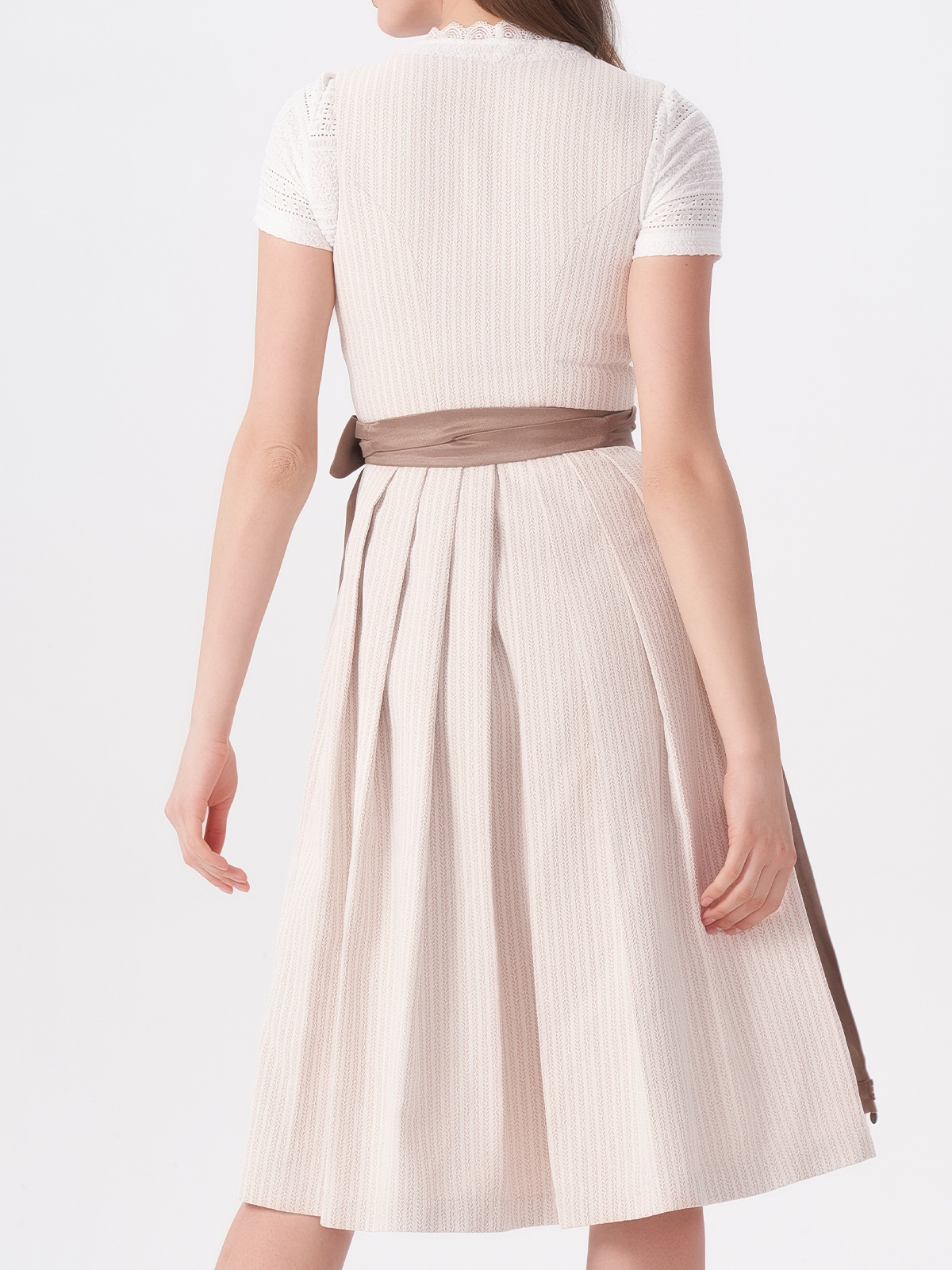 Moderne weiße Dirndl mit schlanker Silhouette