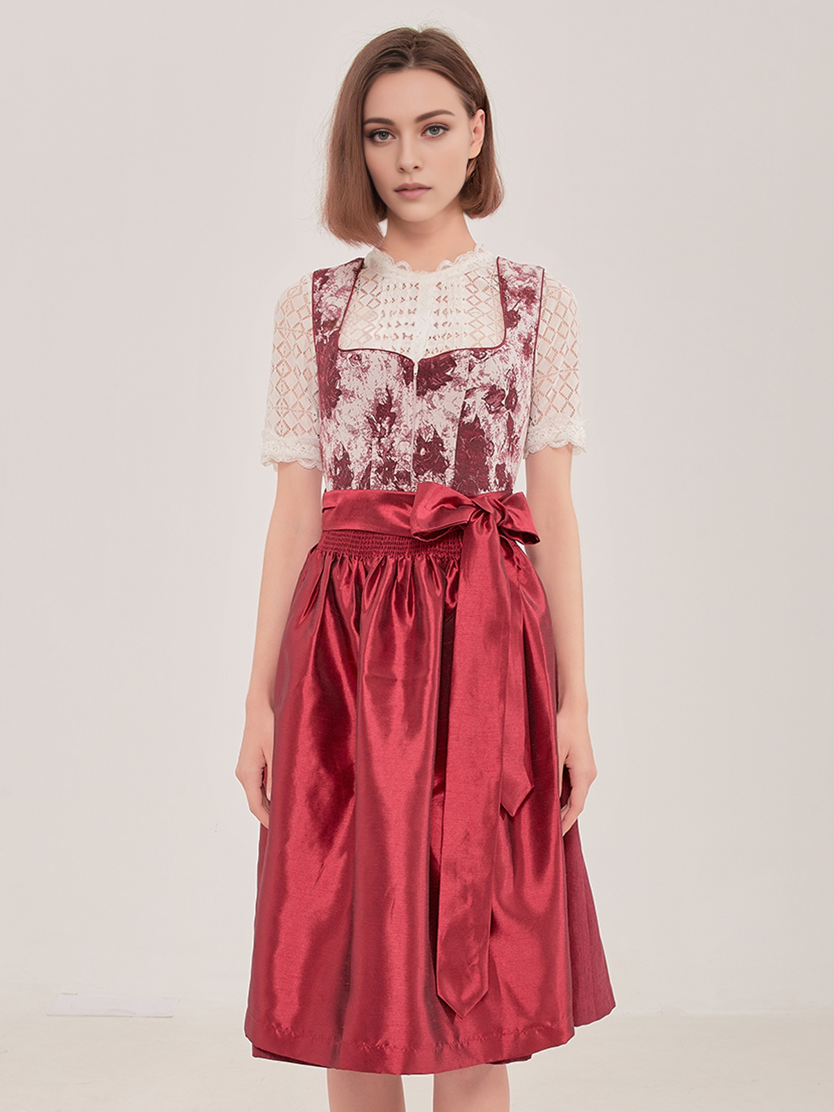 Dirndl mit Langarm Bluse in Rot