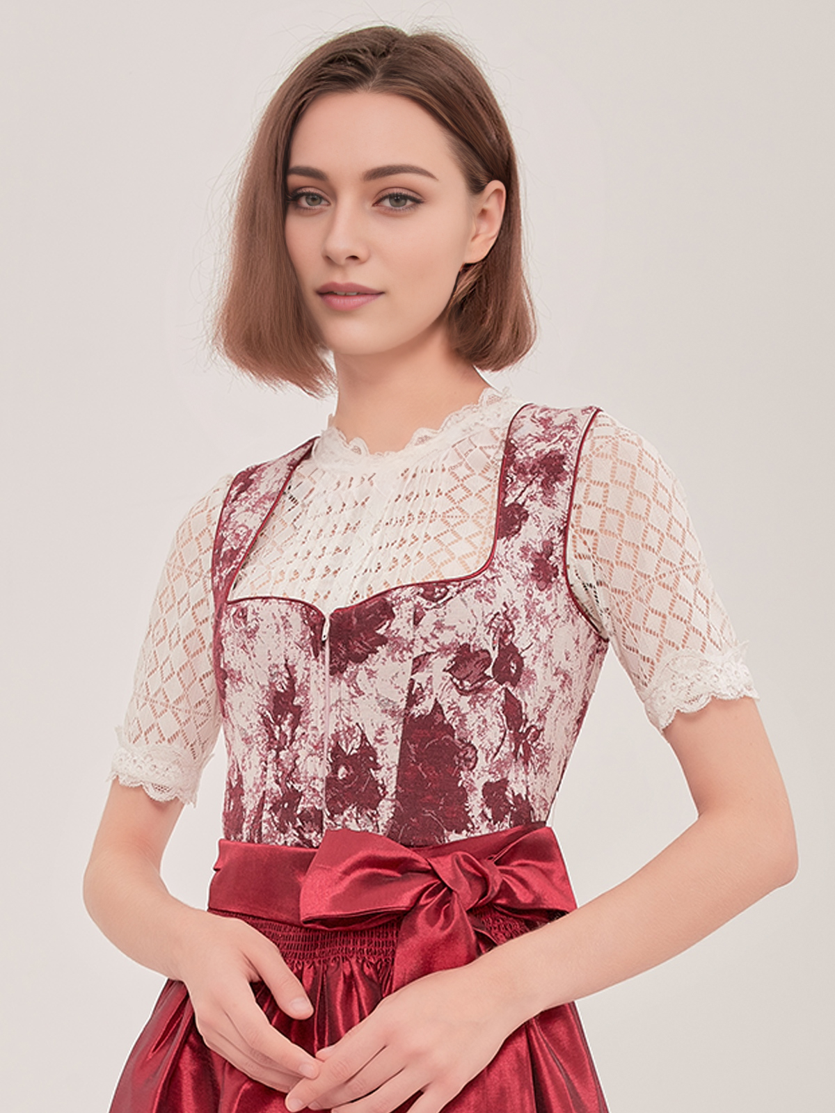 Traditionelles rotes Dirndl mit weißer Bluse und Schürze