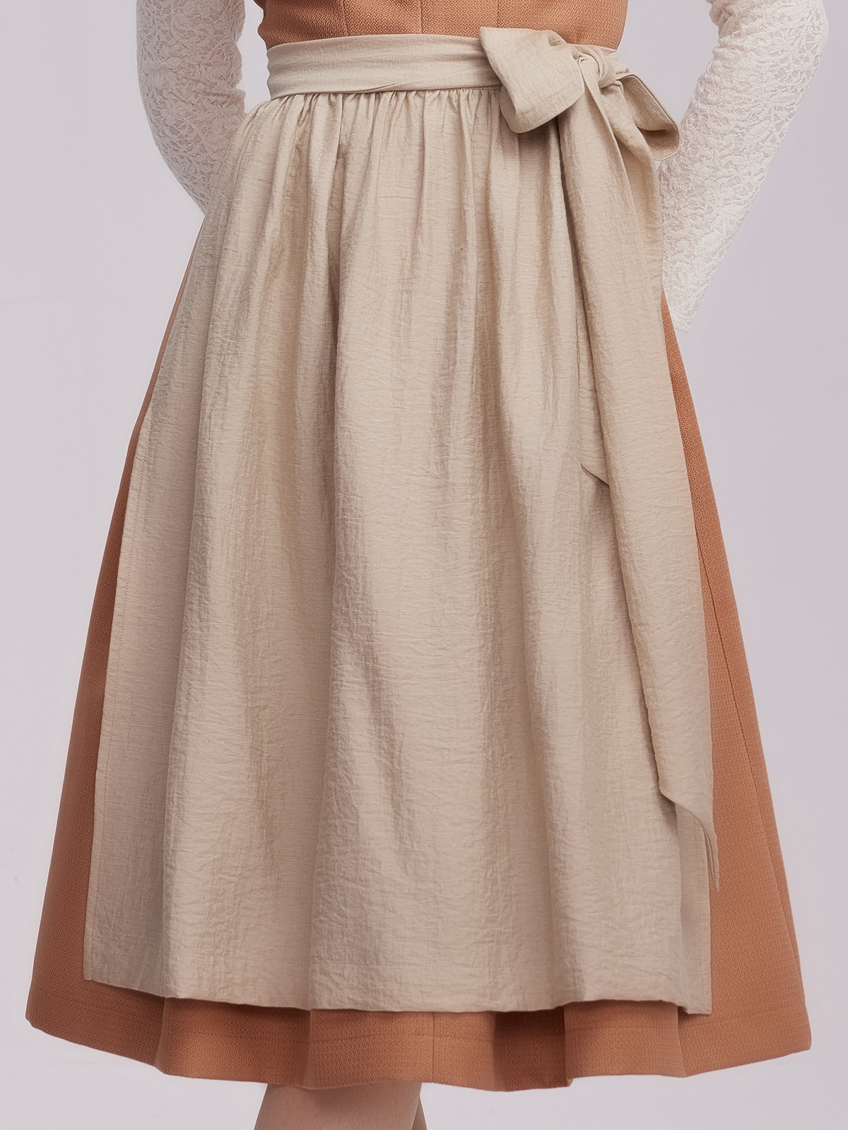 Elegantes dunkelblaues Dirndl mit floralen Details
